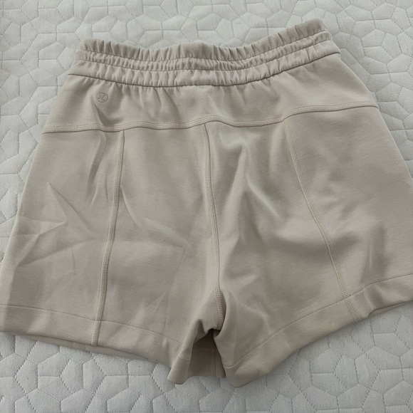 Lululemon Softstreme shorts in white opal - size 4 - Picture 2 of 5